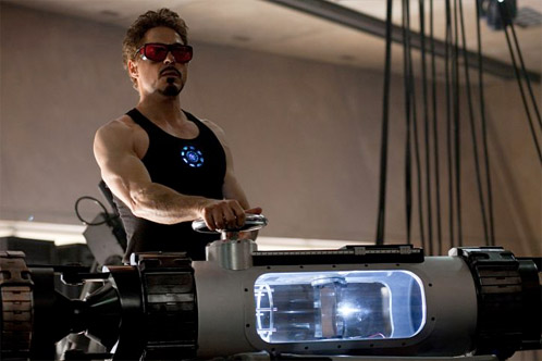 Tony Stark trabajando en un nuevo cachivache