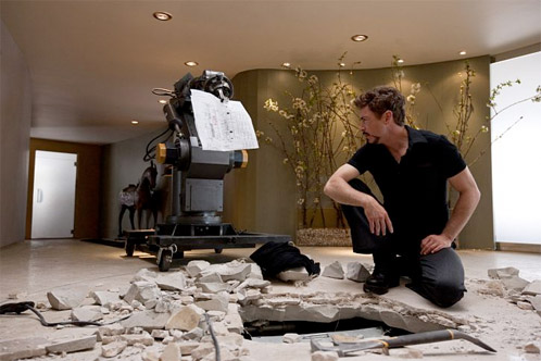 Tony Stark limpiando los destrozos de su &uacute;ltimo cachivache