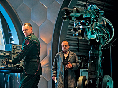 Hugo Weaving como Johann Schmidt / Cr&aacute;neo Rojo y Toby Jones como Armin Zola