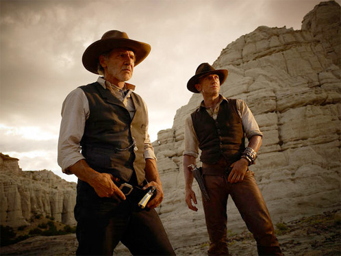 Antes enemigos y ahora compañeros. El coronel Woodrow Dolarhyde (Harrison Ford) y Jake Lonergan (Daniel Craig)
