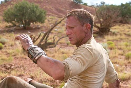 Jake Lonergan (Daniel Craig) descubre que posee un objeto no muy común en el lejano oeste