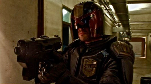 Primer vistazo a Karl Urban vestido como Judge Dredd