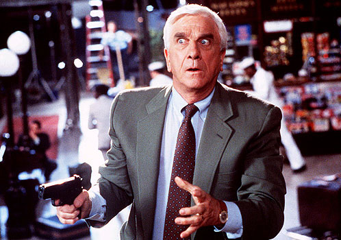 Leslie Nielsen como el rocambolesco Teniente Frank Drebin