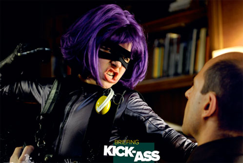 Hit-Girl aplicándose con uno de los villanos del film