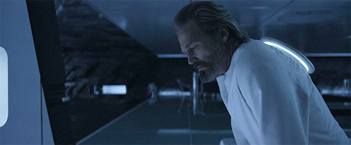 Flint (Jeff Bridges) observa el mundo de Tron