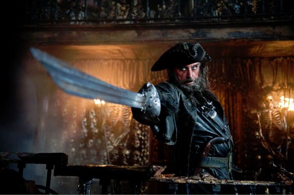 Nueva interesante imagen de Barbanegra en Piratas del Caribe: en mareas misteriosas