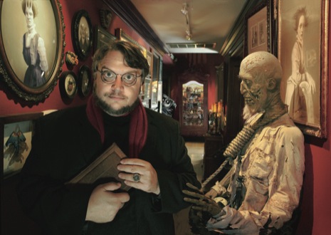 Guillermo del Toro te observa con ojos inquietantes desde su Bleak House