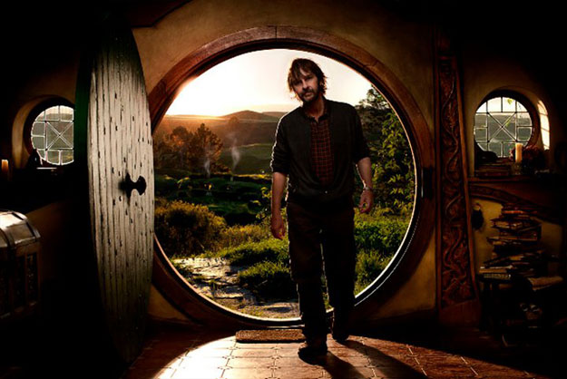 Peter Jackson dando la talla junto a la puerta de la casa de Bilbo Bols&oacute;n