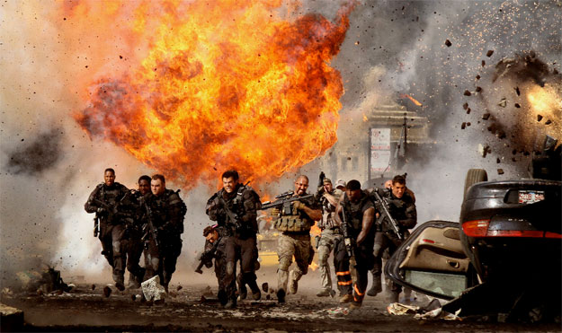 Una cl&aacute;sica imagen de la saga Transformers: militares a cascoporro y mucho fuego