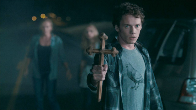 Anton Yelchin como Charlie Brewster