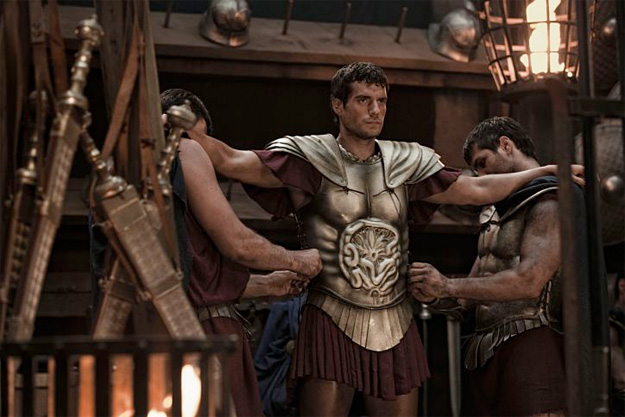 Una nueva imagen de Immortals: equipando a Teseo para la batalla
