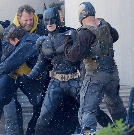 Batman prepara a Bane para calentarle la cara