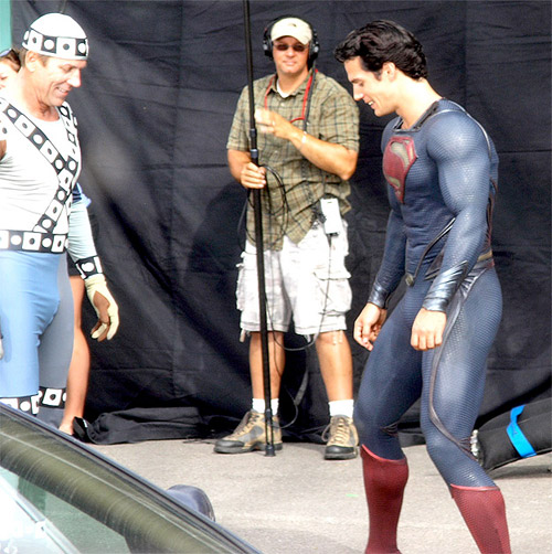 Henry Cavill en modo Superman sin Capa haciendo el canelo