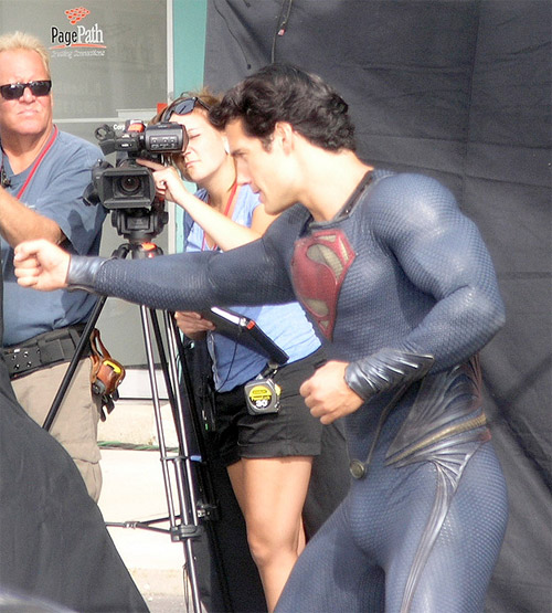 Henry Cavill en modo Superman sin Capa preparando una escena