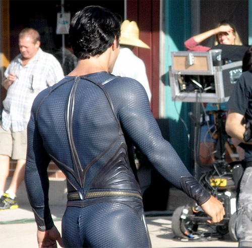 Henry Cavill en modo Superman sin capa y de espaldas