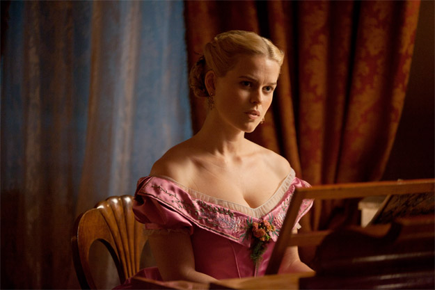 Alice Eve como Emily en The Raven
