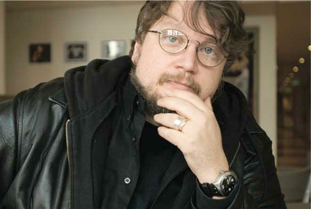 Guillermo del Toro piensa... piensa... piensa... y no deja de pensar (por lo tanto existe)