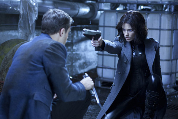 Selene con traje de cuero l&aacute;tex, chaquet&oacute;n y pistola 