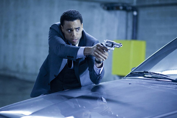 Michael Ealy con pistola pero sin Selene y por lo tanto sin traje de cuero l&aacute;tex