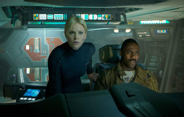 Charlize Theron e Idris Elba en el puente de mando de la Prometheus