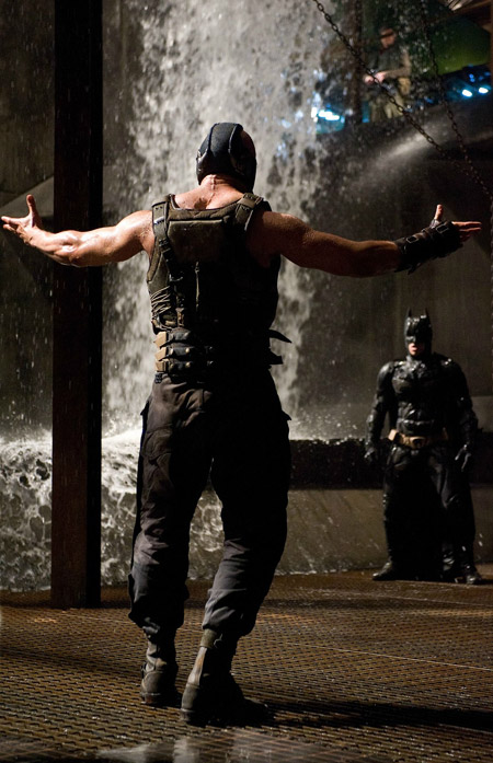 Bane se planta amenazante ante Batman