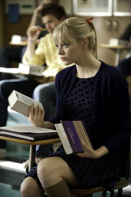 Gwen Stacy y su libro de qu&iacute;mica