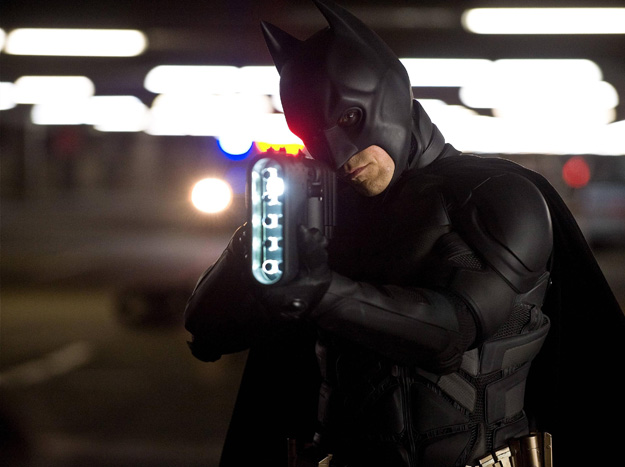 Batman con una extra&ntilde;a arma