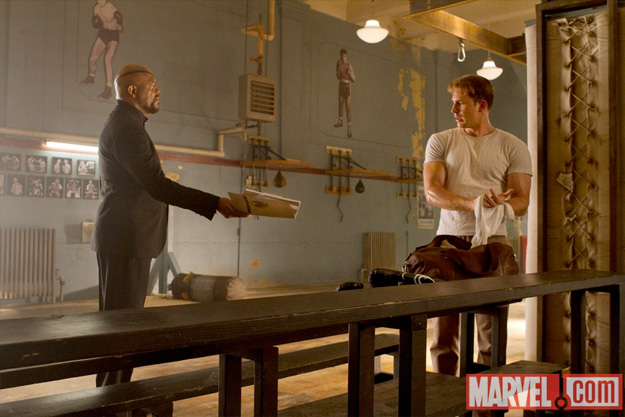 Nick Fury contratando a Steve Rogers para unirse a la iniciativa Vengador