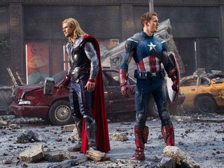 Thor y el Capitán América observan el caos en Los Vengadores