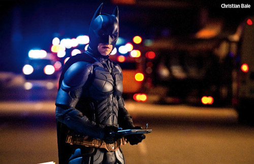 Batman con un chintófano entre las manos