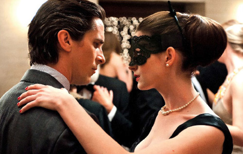Bruce Wayne y Selina Kyle echando un baile... esos ojos traidor