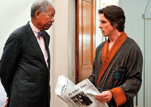 Lucios Fox y Bruce Wayne revisan la prensa y flipan