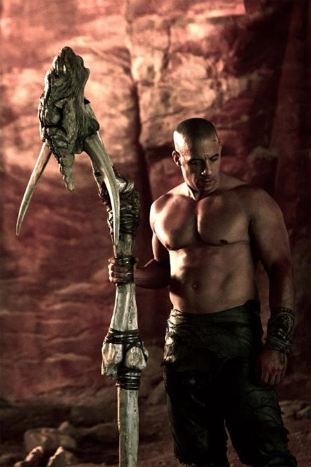 Vin Diesel como Riddick armado con un objeto un pel&iacute;n rudimentario