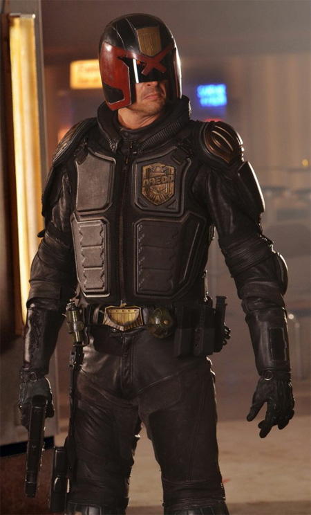 Nueva imagen de Karl Urban como Dredd casi de cuerpo entero