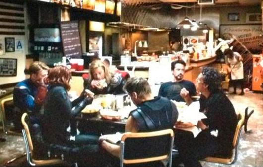 los vengatas comiendo "shawarma"