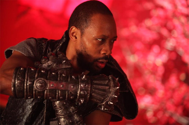 RZA con los puños de acero de The Man with the Iron Fists