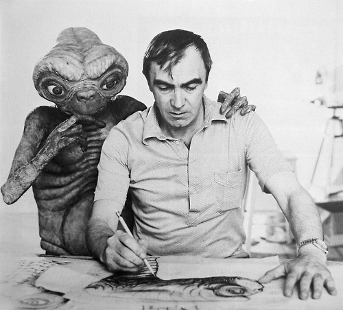 Carlo Rambaldi asesorado por E.T. para crear a una de los extraterrestres m&aacute;s entra&ntilde;ables de la historia del cine