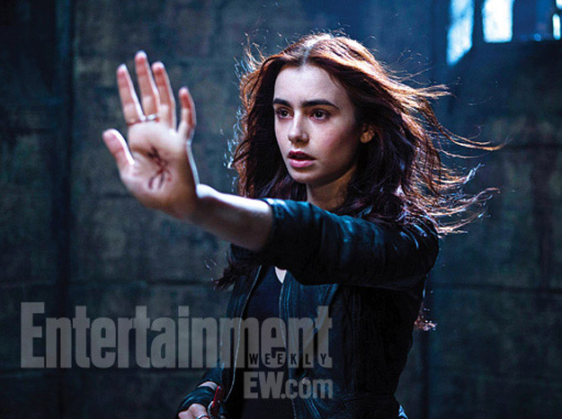 Lilly Collins como Clary Fray en Cazadores de Sombras: Ciudad de Hueso