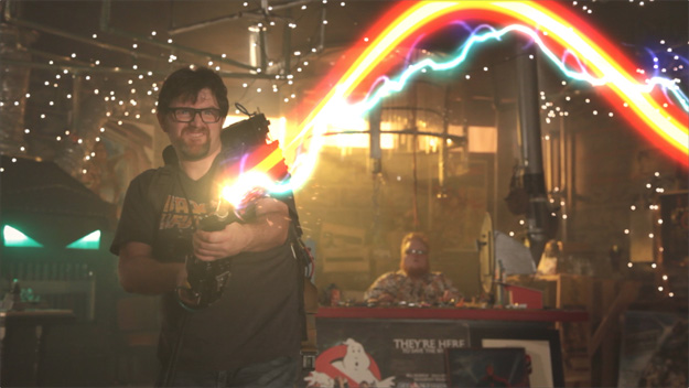 Ernest Cline haciendo el canelo con el arma de los Cazafantasmas