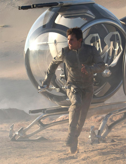 Tom Cruise dándose el piro a la carrera en una nueva imagen de Oblivion