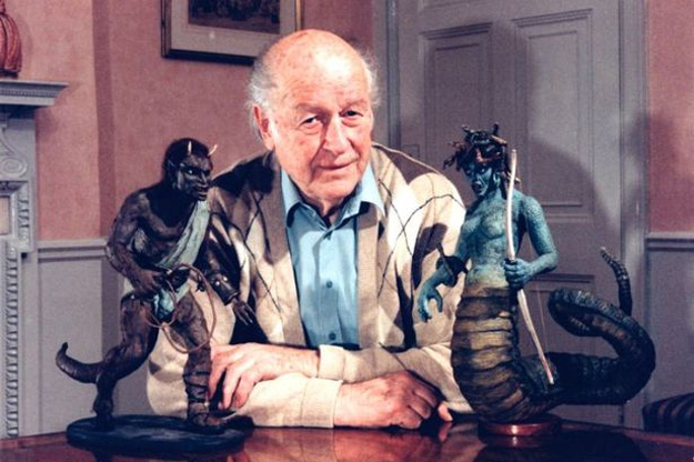 Ray Harryhausen rodeado por Calibos y la Medusa, piezas magistrales de Furias de Titanes