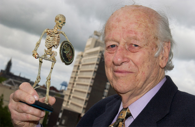 El gran maestro Ray Harryhausen con una de sus fant&aacute;sticas creaciones