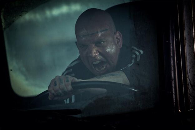 Paul Giamatti con la calefacci&oacute;n del coche a tope y haciendo un esfuerzo sobrehumano