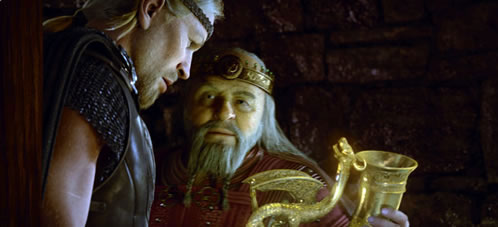 Beowufl. El rey Hrothgar muestra a Beowulf uno de sus tesoros