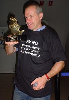 Uwe Boll con el Unicornio de Oro de la Semana de Cine Fant&aacute;stico y de Terror de Estepona