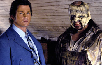 Michael Par&eacute; con un pelo y una chaqueta que claman al cielo y el serial killer Max Seed