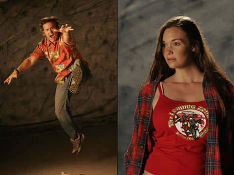 Bruce Campbell haciendo el monas y Grace Thorsen