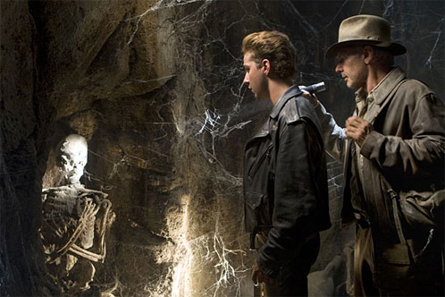Indiana Jones y Mutt Williams descubriendo cosas