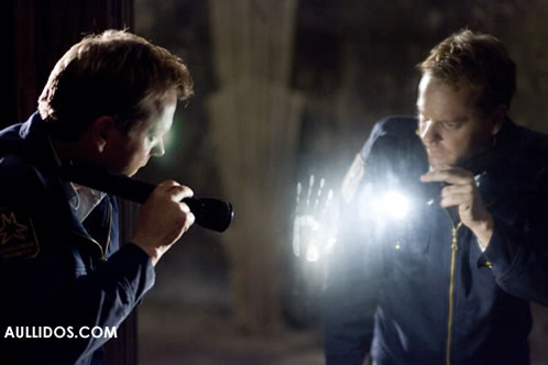 Kiefer Sutherland observa uno de los "Espejos"
