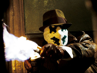 Rorschach aplic&aacute;ndose contra sus atacantes...
